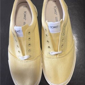 TOMS tie-up Canvas Sneakers in Pale Yellow